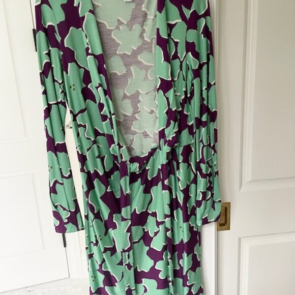 DVF Purple and Green Patterned Wrap Dress - 100% Silk, Size 8 - Picture 8 of 11